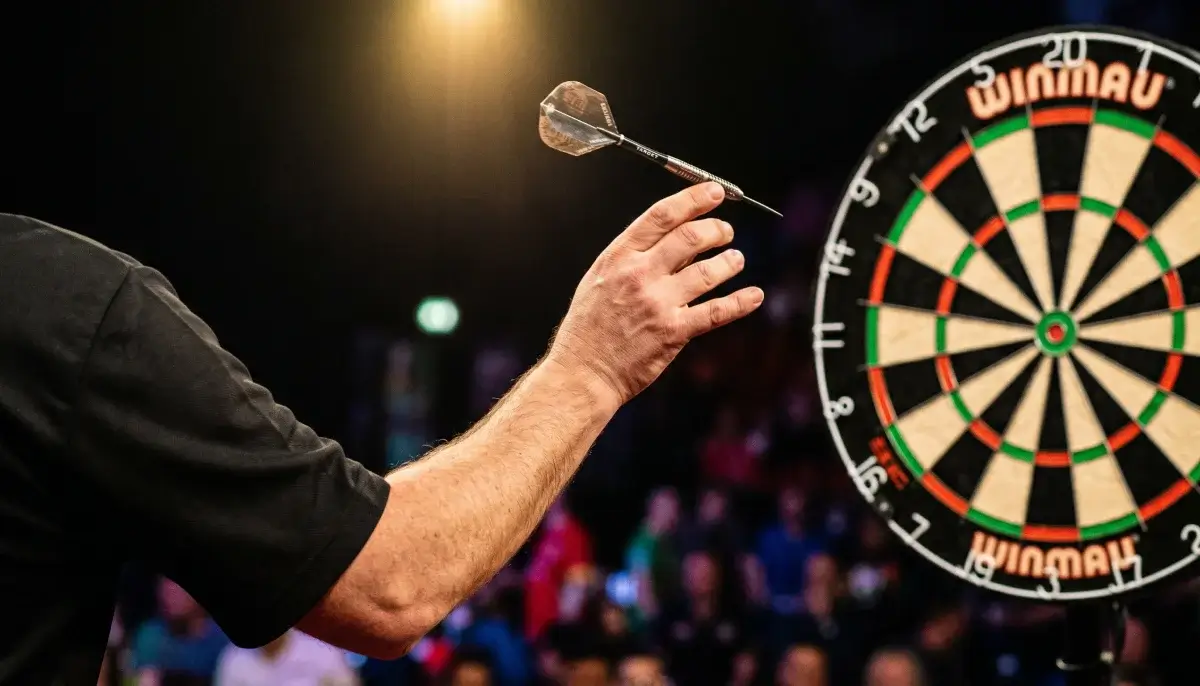 Dartsspieler wirft auf das Doppelfeld an einem professionellen Darts-Board bei einem Turnier