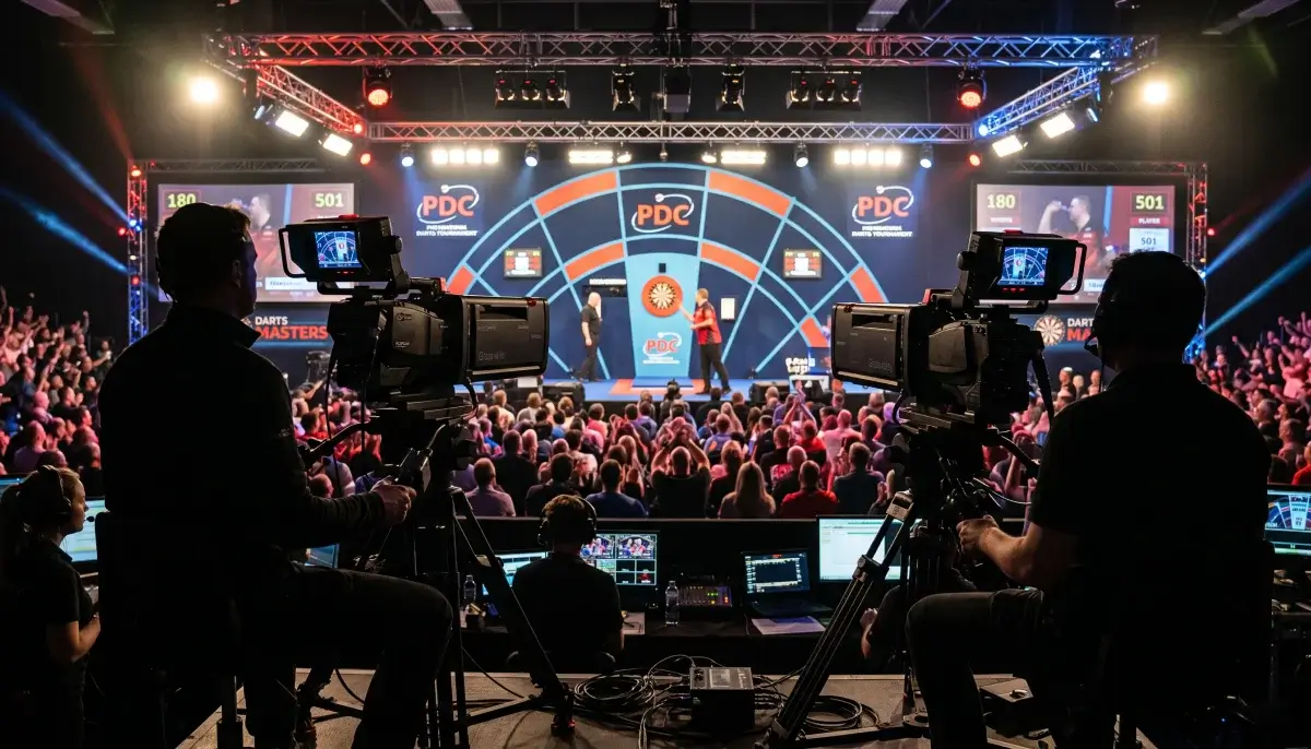 Fernsehkameras filmen ein professionelles Darts-Turnier mit beleuchtetem Stage-Setup