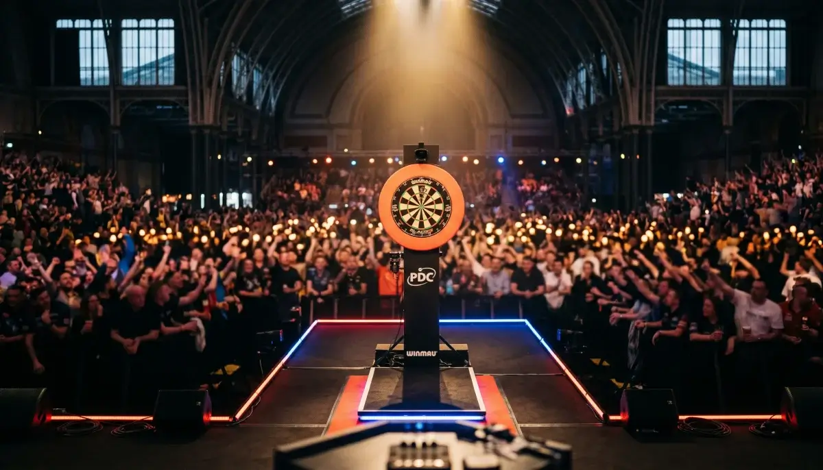 Alexandra Palace während der PDC Darts-Weltmeisterschaft mit beleuchteter Bühne und Dartboard